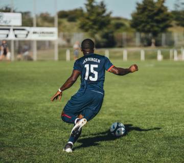 据数据账号Football Meets Data统计，AC米兰本赛季获得意甲前四的概率…（配图…